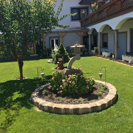 Gaestehaus Und Weinbau Zur Wiederkehr Strudler Podersdorf am See Exterior foto