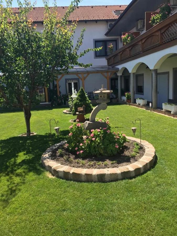 Gaestehaus Und Weinbau Zur Wiederkehr Strudler Podersdorf am See Exterior foto