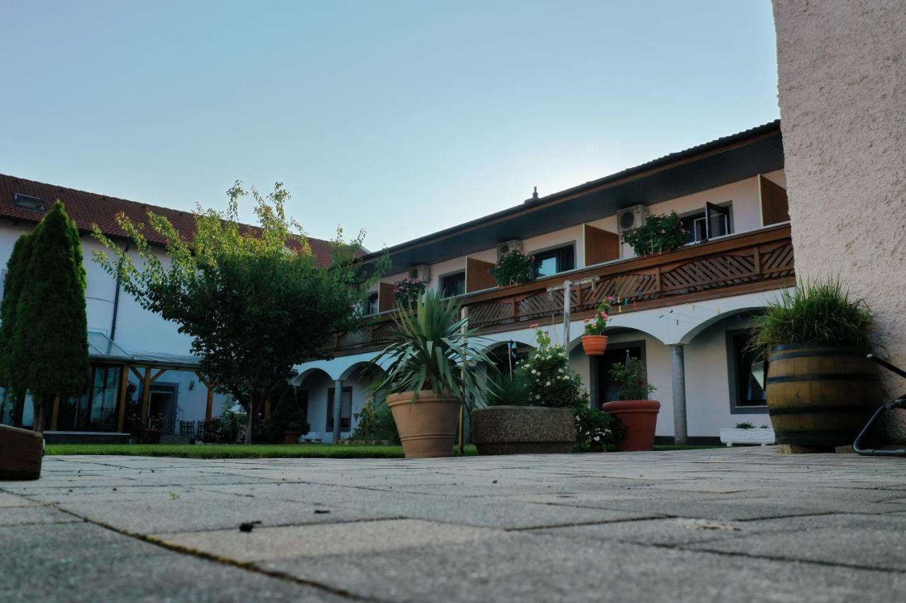 Gaestehaus Und Weinbau Zur Wiederkehr Strudler Podersdorf am See Exterior foto