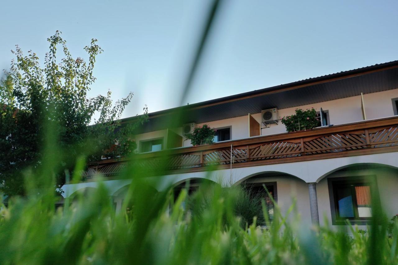 Gaestehaus Und Weinbau Zur Wiederkehr Strudler Podersdorf am See Exterior foto