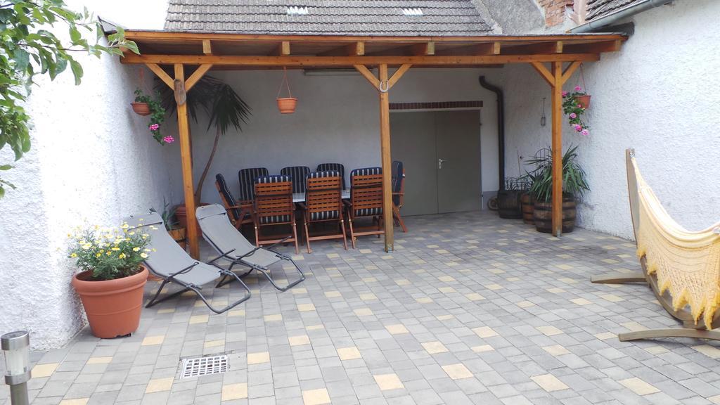 Gaestehaus Und Weinbau Zur Wiederkehr Strudler Podersdorf am See Exterior foto
