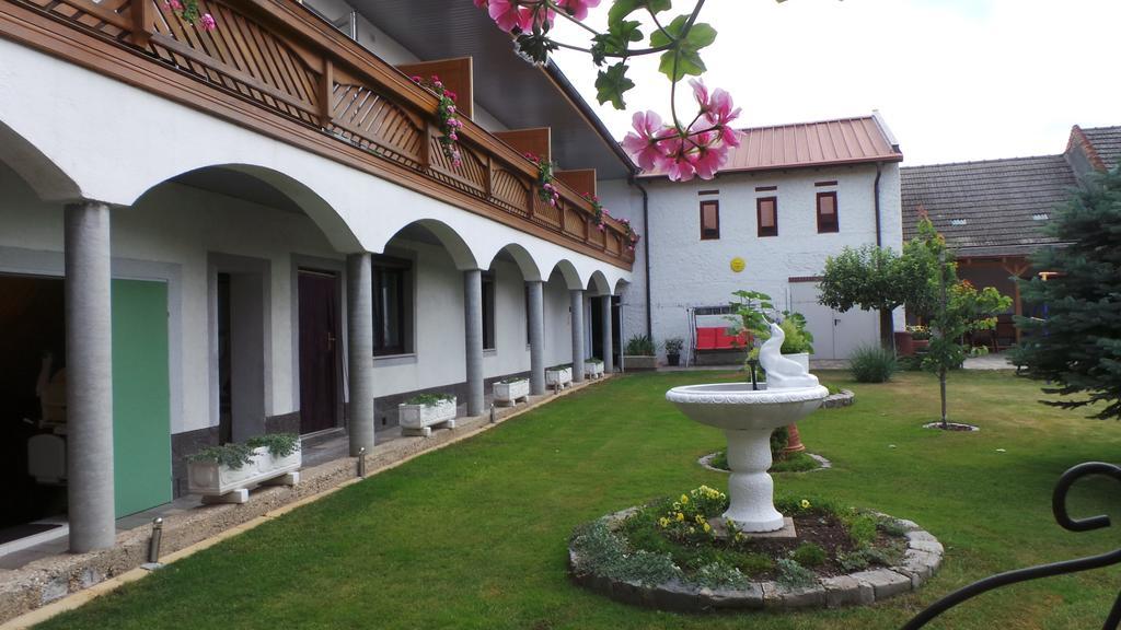 Gaestehaus Und Weinbau Zur Wiederkehr Strudler Podersdorf am See Exterior foto