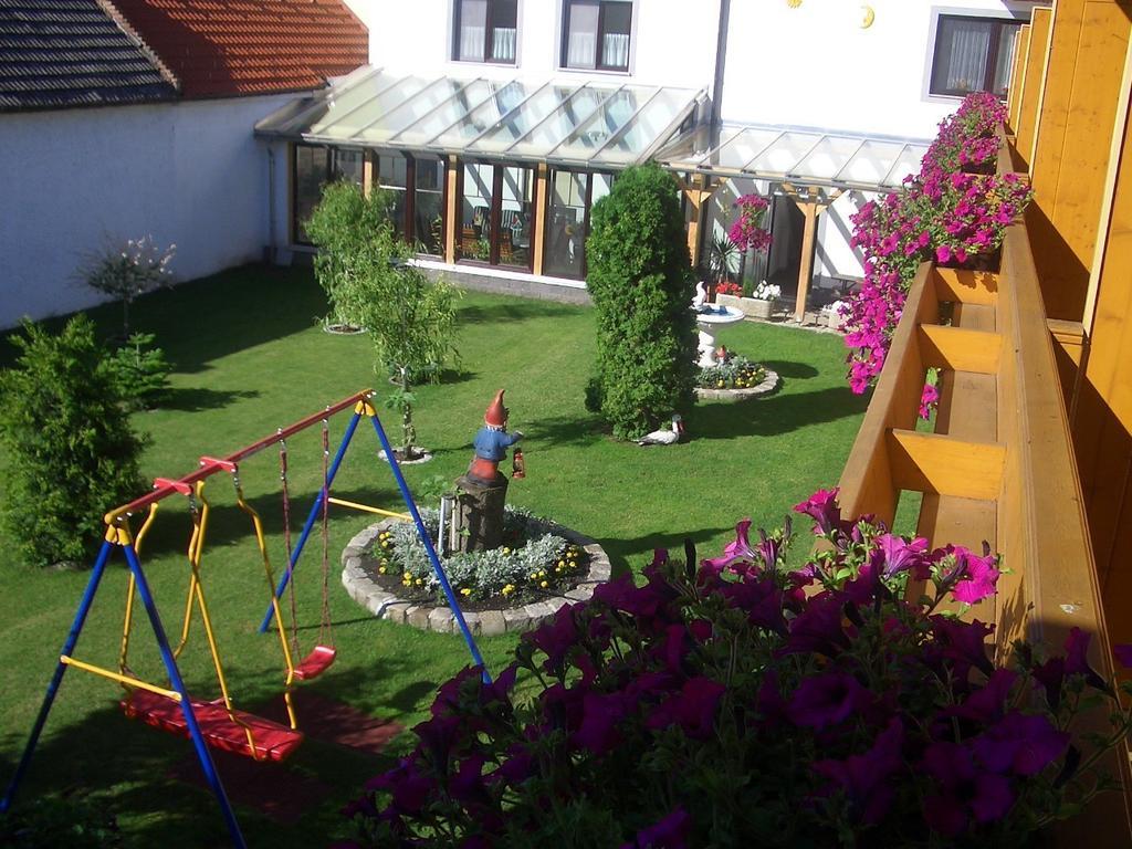 Gaestehaus Und Weinbau Zur Wiederkehr Strudler Podersdorf am See Exterior foto