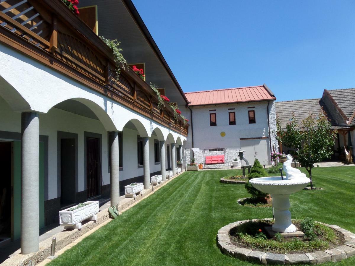 Gaestehaus Und Weinbau Zur Wiederkehr Strudler Podersdorf am See Exterior foto
