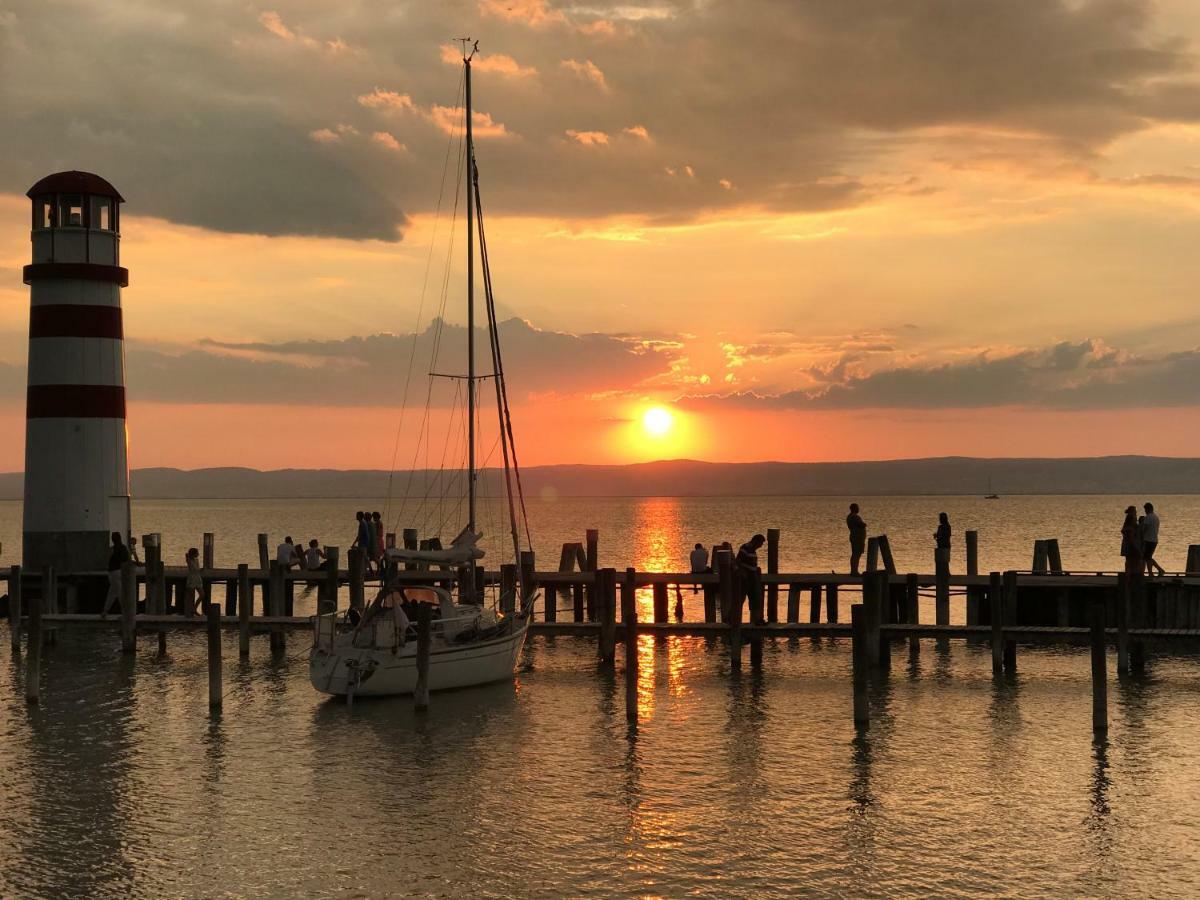 Gaestehaus Und Weinbau Zur Wiederkehr Strudler Podersdorf am See Exterior foto