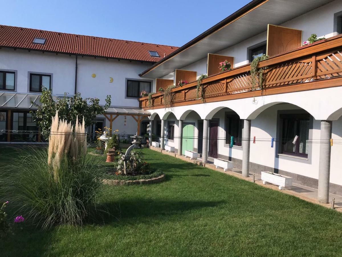 Gaestehaus Und Weinbau Zur Wiederkehr Strudler Podersdorf am See Exterior foto